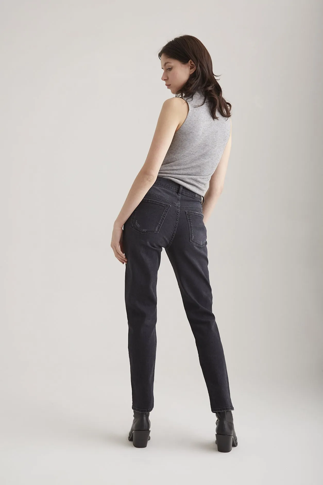 Lynn - Mid Waist 5 Pocket Mom Jeans - Black Destroyed